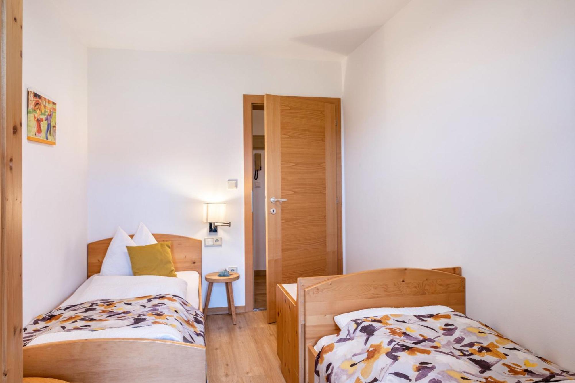 Haensel Und Gretel Schlosshof Umes Exterior photo