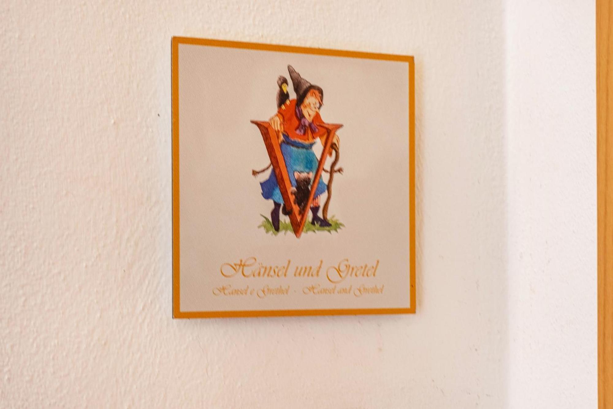 Haensel Und Gretel Schlosshof Umes Exterior photo