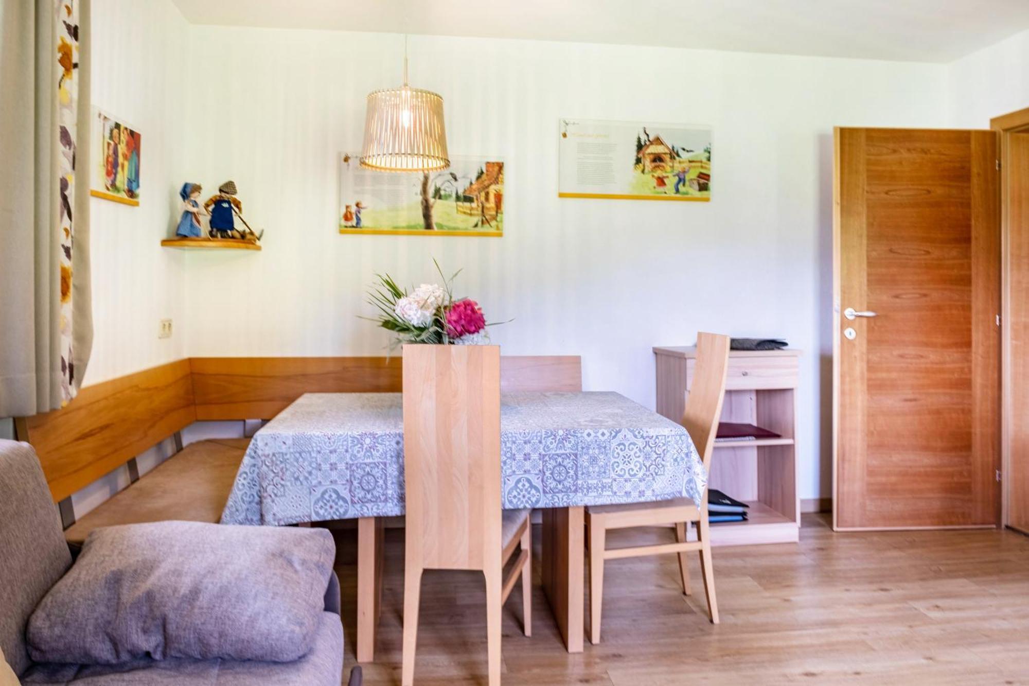 Haensel Und Gretel Schlosshof Umes Exterior photo