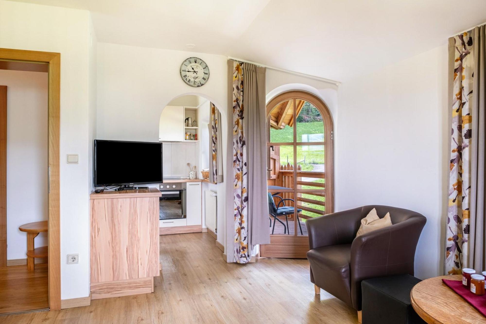 Haensel Und Gretel Schlosshof Umes Exterior photo