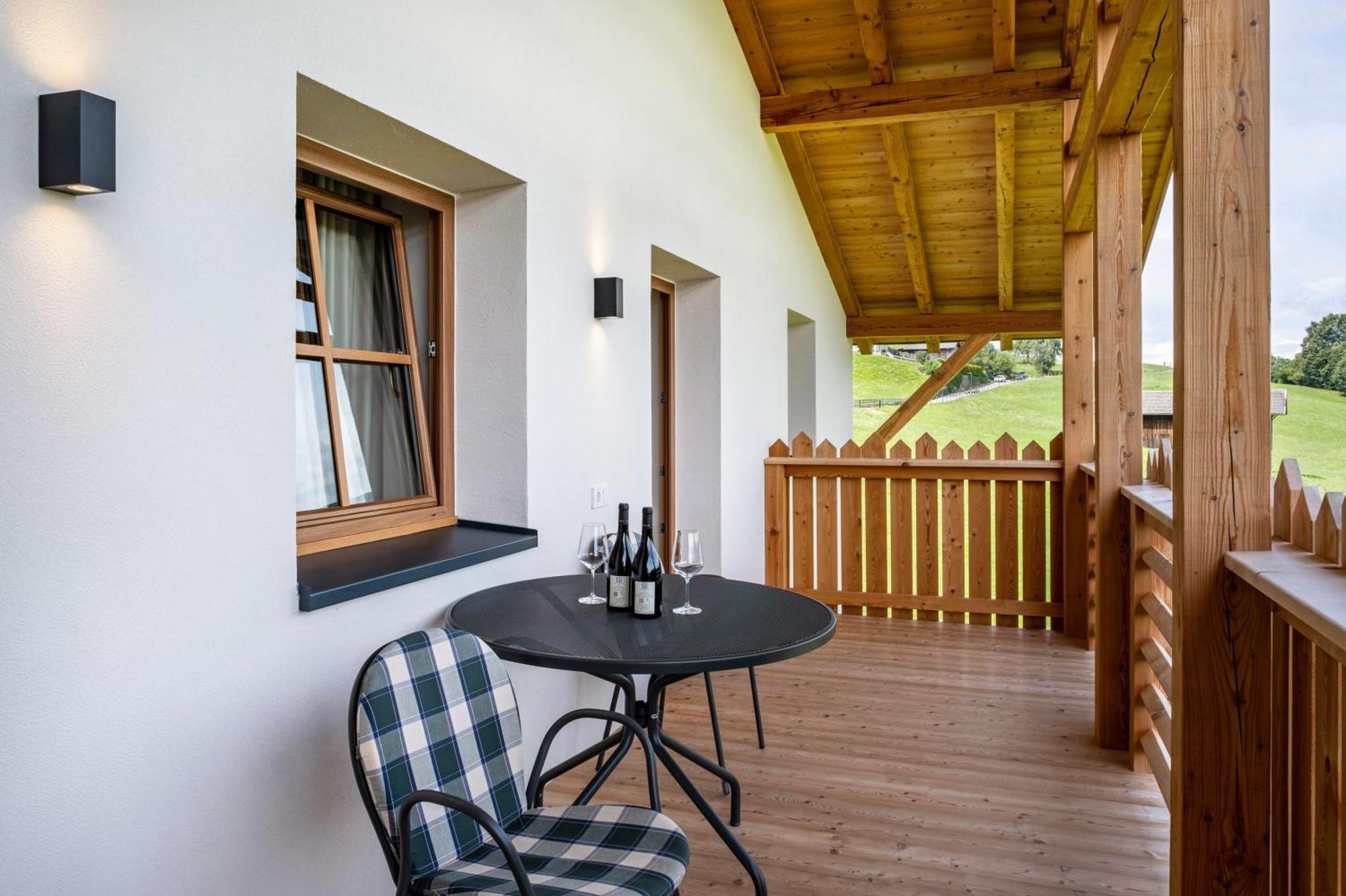 Haensel Und Gretel Schlosshof Umes Exterior photo